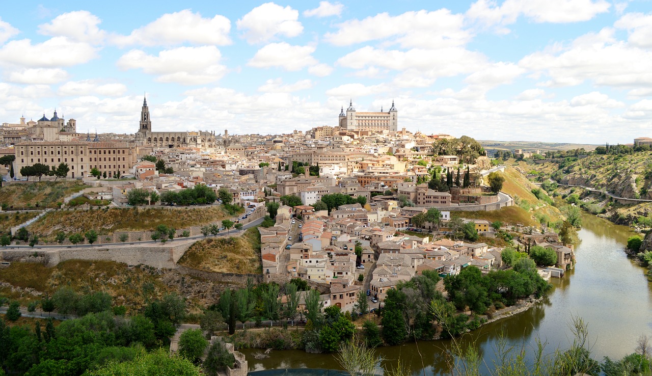 <p>Dopo la prima colazione in hotel partenza per Toledo dove si visiter&agrave; il centro storico con la Cattedrale (esternamente), la Chiesa di Santo Tome e la Sinagoga. Successivamente rientro a Madrid per prendere il treno di alta velocit&agrave; verso Granada. Sistemazione in hotel, cena e pernottamento</p>