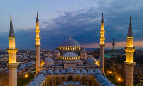 <p><strong>Prima colazione</strong>, dopo la colazione partenza per la &quot;<strong>Bizantina</strong>&quot;. Inizieremo visitando la <strong>Moschea Suleymaniye - Il Magnifico</strong>, considerata la pi&ugrave; bella delle moschee imperiali di Istanbul, costruita tra il 1550 e il 1557 da Sinan, il famoso architetto dell&#39;et&agrave; d&#39;oro ottomana. Ci dirigeremo poi verso <strong>le antiche mura di Costantinopoli</strong>, presso l&#39;attuale Porta di Mevlana, fatte costruire dall&#39;imperatore Teodosio II nel 413. Queste solide mura, alte diversi piani e spesse tra i tre e i sei metri, proteggevano la citt&agrave; dai continui attacchi di Unni, Bulgari, Russi, Arabi, Goti e Turchi. Le mura furono violate solo due volte, dai crociati nel 1204 e da Mehmet &quot;il Conquistatore&quot; nel 1453. Successivamente, visiteremo il <strong>Monastero della Vergine della Fonte</strong>; secondo gli storici Procopio e Cedreno, la chiesa fu originariamente costruita dall&#39;imperatore Giustiniano negli ultimi anni del suo regno, nei pressi di una fonte d&#39;acqua anticamente nota come &quot;Fontana dei Miracoli&quot;, proveniente da un pozzo sacro situato fuori dalle mura di Teodosio II in corrispondenza dell&#39;odierna Porta Silivri. <strong>Tempo libero per il pranzo</strong> nel quartiere di Emin&ouml;n&uuml;, principale accesso alla citt&agrave; in epoca bizantina e ottomana, oggi una zona molto frequentata dove si trova il <strong>&quot;Mercato egiziano&quot; o &quot;Bazar delle spezie&quot;</strong>. <strong>La visita termina qui</strong>.&nbsp;<br />
Pomeriggio libero per esplorare la citt&agrave; o per <em>partecipare all&#39;escursione facoltativa <strong>a pagamento in loco</strong> <strong>Crociera sul</strong> <strong>Bosforo</strong> offerta dalla nostra guida</em>. Pernottamento. <strong>Cena Libera.</strong></p>