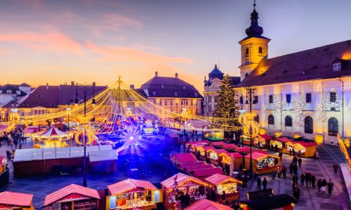 <p>Dopo la colazione in hotel, partenza per Sibiu. Sosta a Cozia per visitare il Monastero Cozia, del XIV sec. Conosciuto come uno dei complessi storici e d&#39;arte pi&ugrave; antichi in Romania, il Monastero Cozia &egrave; situato sulla riva destra del fiume Olt. Gli elementi di stile architettonico bizantino sono esplicitamente dichiarati dalle facciate della chiesa centrale, in fasce alterne di mattoni e grossi blocchi di pietra. Pranzo in ristorante sul percorso.</p>

<p>Arrivo a Sibiu, Capitale Europea della Cultura nel 2007. Visita guidata del centro storico della citta, nota all&rsquo;epoca per il suo sistema di fortificazione considerato il pi&ugrave; grande della Transilvana con oltre 7 km di cinta muraria della quale oggi si conservano importanti vestigia. Si potr&agrave; ammirare la Piazza Grande con la particolarit&agrave; de&nbsp;&quot;<em>gli occhi che ti seguono</em>&quot; (quasi tutti gli edifici intorno alla piazza risalgono al XV secolo e sono famosi per le piccole finestre aperte sui tetti che somigliano a palpebre), la piazza Piccola con il ponte delle Bugie e la imponente chiesa evangelica in stile gotico del XIV sec. la quale conserva un particolare affresco che presenta Ges&ugrave; in 7 immagini differenti. La chiesa &egrave; nota anche per il suo organo, considerato il pi&ugrave; grande della Romania, composto da 10.000 canne.</p>

<p>Cena tipica della regione, a Sibiel, dai contadini, con menu tradizionale e bevande incluse. Pernottamento presso l&rsquo;hotel <strong>RAMADA 4* o similare</strong>, a Sibiu.</p>