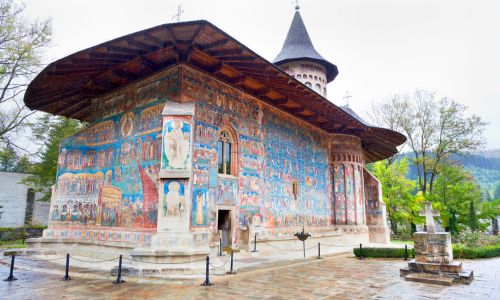 <p>Dopo la prima colazione in hotel, partenza per la Bucovina, attraversando il Passo Tihuta. Intero pomeriggio dedicato alla visita guidata dei Monasteri della Bucovina, iscritti nel patrimonio mondiale dell&rsquo;Unesco. S&rsquo;inizier&agrave; dall&rsquo;importante Monastero di Voroneţ del 1488 e considerato il gioiello della Bucovina per il famoso ciclo di affreschi esterni che decorano la chiesa, il pi&ugrave; famoso dei quali &egrave; &rdquo;il Giudizio Universale&rdquo;. Pranzo in ristorante sul percorso. Nel pomeriggio visita del Monastero di Moldoviţa del 1532, circondato da fortificazioni e affrescato esternamente seguita della visita del monastero di Suceviţa (1582-84) rinomato per l&rsquo;importante affresco &ldquo;la Scala delle Virt&ugrave;&rdquo; e per le sue imponenti mura di cinta. Sosta a Marginea, villaggio noto per i ritrovamenti archeologici di ceramica nera risalente all&rsquo;et&agrave; del Bronzo, oggi riprodotta artigianalmente in un laboratorio locale. Arrivo a Radauti. Cena e pernottamento a Radauti presso hotel <strong>GERALD&rsquo;S 4*</strong>.</p>