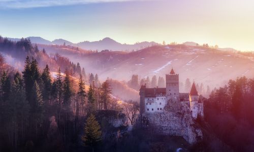 <p>Dopo la prima colazione in hotel, partenza per Brasov. Giunti a Brasov, visita di una delle pi&ugrave; affascinanti localit&agrave; medioevali della Romania, nel corso della quale si potranno ammirare il Quartiere di Schei con la chiesa Sfantul Nicolae, la prima scuola romena (XV sec &ndash; <em>solo esterno</em>), la Biserica Neagr&atilde; (<em>Chiesa Nera</em>), la chiesa pi&ugrave; grande della Romania in stile gotico e le antiche fortificazioni della citt&agrave; con i bastioni delle corporazioni. Pranzo in ristorante lungo il percorso. Nel pomeriggio visita del Castello Bran, conosciuto con il nome di Castello di Dracula, uno dei pi&ugrave; pittoreschi della Romania, edificato nel XIII secolo dal cavaliere teutonico Dietrich e restaurato in epoche successive. Partenza per Sinaia, denominata &ldquo;la Perla dei Carpati&rdquo;, la pi&ugrave; nota localit&agrave; montana della Romania. Cena e pernottamento a Sinaia presso hotel <strong>ALEXANDRION EXPERIENCE 4*</strong>.</p>