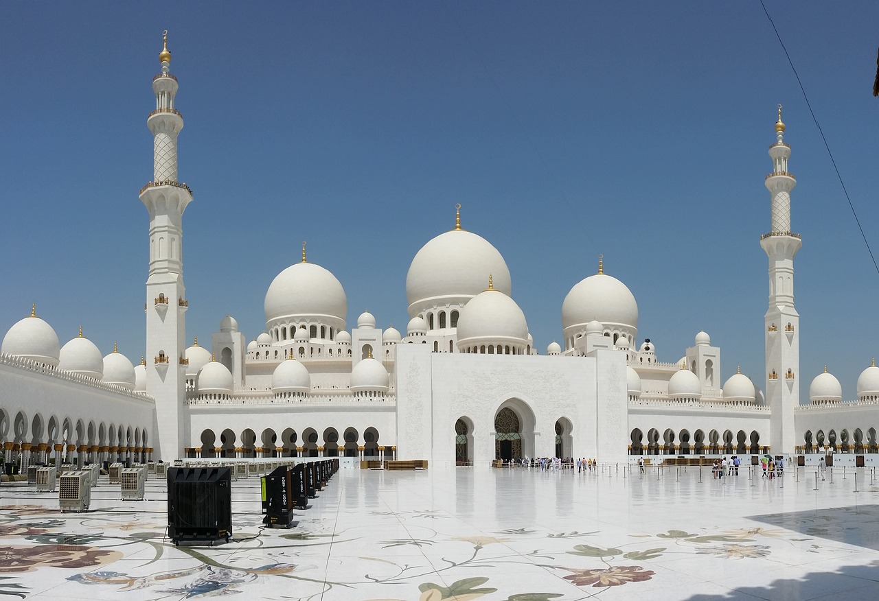 <p>Colazione in hotel. Lascia Dubai e scopri una nuova citt&agrave;: Abu Dhabi! Una giornata intera alla scoperta di Abu Dhabi che inizier&agrave; con una visita alla nuovissima Abrahamic House, dove potrai conoscere meglio le tre grandi religioni monoteiste e la loro convivenza negli Emirati Arabi Uniti. Visita del Museo del Louvre (ingresso incluso e tour libero &ndash; la guida prevede un costo supplementare). Pranzo presso un ristorante di cucina locale (cibo e bevande analcoliche incluse). Dopo pranzo, tour panoramico della citt&agrave; lungo la Corniche, per ammirare l&#39;Emirates Palace, le Etihad Towers e per fare una breve passeggiata attraverso l&#39;Heritage Village. Termina questa giornata visitando la splendida Moschea Sheikh Zayed, una delle pi&ugrave; grandi del mondo, vera e propria opera d&#39;arte architettonica. Questa moschea storicamente significativa fonde stili architettonici e incarna il messaggio di tolleranza e pace dell&#39;Islam. Cena e pernottamento a Abu Dhabi.</p>