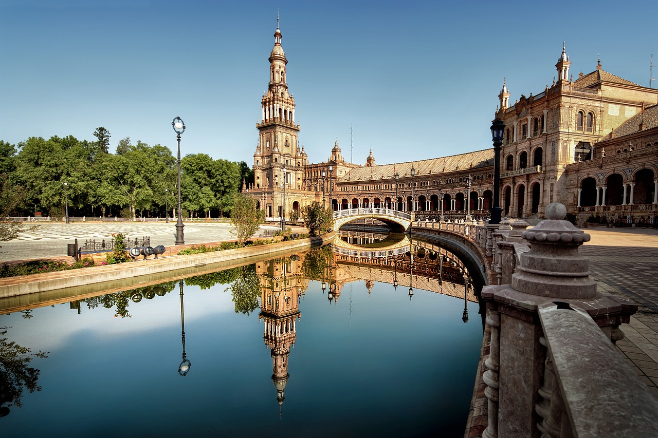 <p>Prima colazione. Ampia panoramica della citt&agrave; e visita della Cattedrale, terzo tempio cristiano del mondo per dimensioni, un insieme armonioso d&rsquo;insolita bellezza, insieme alla Giralda, antico minareto della moschea, diventata poi il campanile della Cattedrale. Passeggiata per il singolare Quartiere di Santa Cruz, un labirinto di vicoli dai nomi leggendari, piazzette e bellissimi cortili in fiore. Pomeriggio libero. Cena e pernottamento.</p>