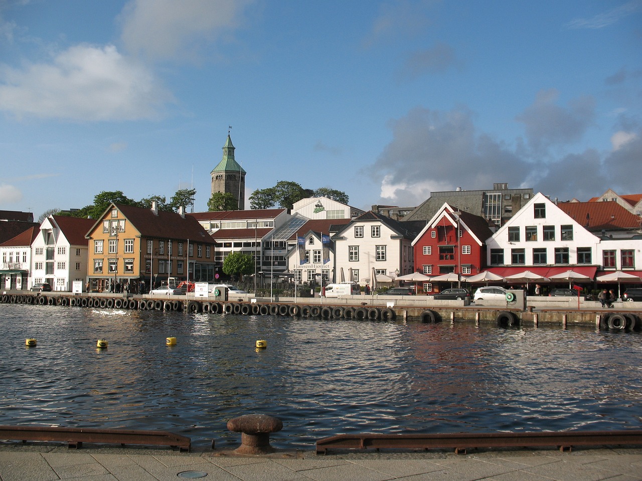 <p>CoIazione a buffet in hoteI. Mattinata libera per esplorare Bergen a vostro piacimento: potete passeggiare lungo il vivace mercato del pesce o visitare uno dei numerosi musei della citt&agrave;. Verso mezzogiorno, trasferimento al porto e imbarco sulla crociera Fjordline in direzione di Stavanger. Durante la navigazione, potrete godere di splendide vedute sui fiordi e rilassarvi mentre navigate tra le montagne.&nbsp;Pernottamento in hoteI 3/4★: Thon Maritim o simiIare</p>