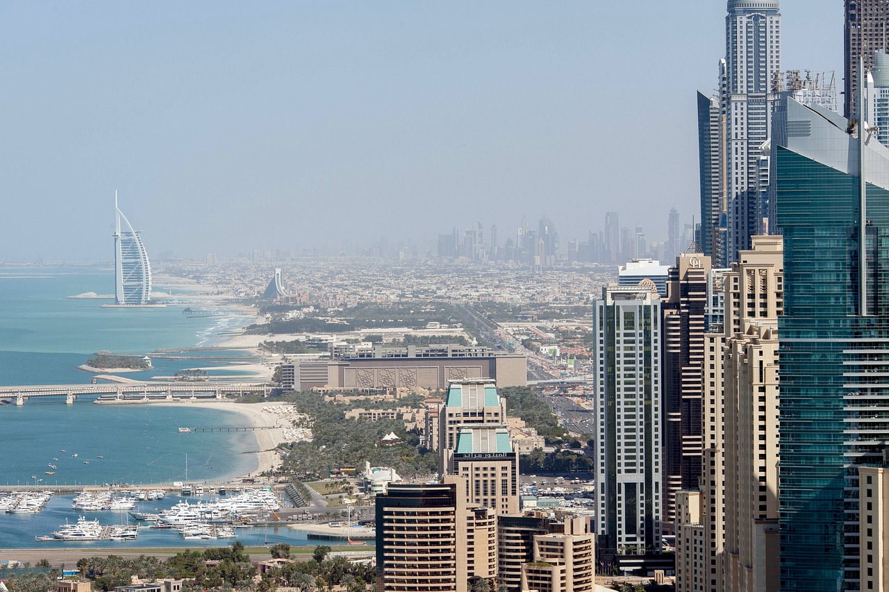 <p>Colazione in hotel. Dubai &egrave; una citt&agrave; unica e spettacolare. Il tour inizia dalla scoperta dei grattacieli lungo la famosa autostrada Sheikh Zayed che attraversa la citt&agrave;. Sosta fotografica davanti al Burj Al Arab, iconico hotel a 7 stelle di Dubai. Si prosegue per la zona di Dubai Marina dove ci si ferma ad ammirare l&rsquo;incredibile panorama e si continua con la scoperta di Palm Jumeirah dove sono previste due soste fotografiche, una davanti all&rsquo; hotel Atlantis The Palm e l&rsquo;altra con lo sfondo del nuovissimo Atlantis The Royal. Dopo il tour panoramico di Dubai si riprende la Sheikh Zayed Road per raggiungere la zona di Downtown e si sale fino al 124&deg; piano del Burj Khalifa, l&#39;edificio pi&ugrave; alto del mondo. Da qui godrai di una vista mozzafiato, a 360 gradi sulla citt&agrave;. Pranzo presso un ristorante di cucina locale. Dopo aver scoperto la parte moderna della citt&agrave;, si cambia scenario e si passeggia tra i vicoli dello storico quartiere di Bastakiya con le sue &ldquo;Torri arabe del vento&rdquo;. Scoprirai di pi&ugrave; sulla storia e sulle tradizioni di Dubai al Museo &ldquo;Al Shindagha&rdquo; che include una visita alla casa d&#39;infanzia dello sceicco Al Maktoum. Attraverserai il Dubai Creek a bordo di una abra (taxi acquatico tradizionale locale) per raggiungere i souk delle spezie e dell&#39;oro dove puoi mostrare le tue capacit&agrave; di contrattazione. Trasferimento con l&rsquo;autista (senza guida) al porto per la cena a bordo del Dhow Cruise. Attraverso questa attivita&rsquo; scoprirai, durante le due ore di navigazione, una Dubai diversa, piu&rsquo; autentica. Ammirerai il quartiere di &quot;Bastakiya&quot; di notte e l&rsquo;incredibile Skyline. La cena &egrave; a buffet. Il tuo autista ti accompagnera&rsquo; in hotel al termine della crociera. Pernottamento a Dubai.</p>