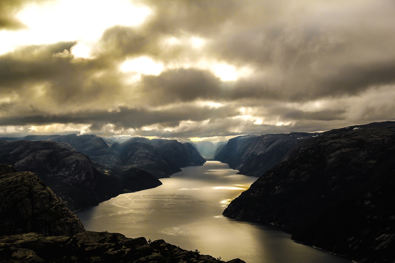 <p>Colazione in hotel. Al mattino navigazione sul Lysefjord, dove si potr&agrave; ammirare dal mare la spettacolare &ldquo;Roccia del Pulpito&rdquo;: un imponente monolite di granito a strapiombo sul mare. Tornati dalla navigazione, passeggiata alla scoperta di questa graziosissima cittadina. Molto caratteristico il quartiere del porto e la citt&agrave; vecchia, con i suoi vicoletti e le case in legno dipinte di bianco. Pernottamento in hotel.</p>