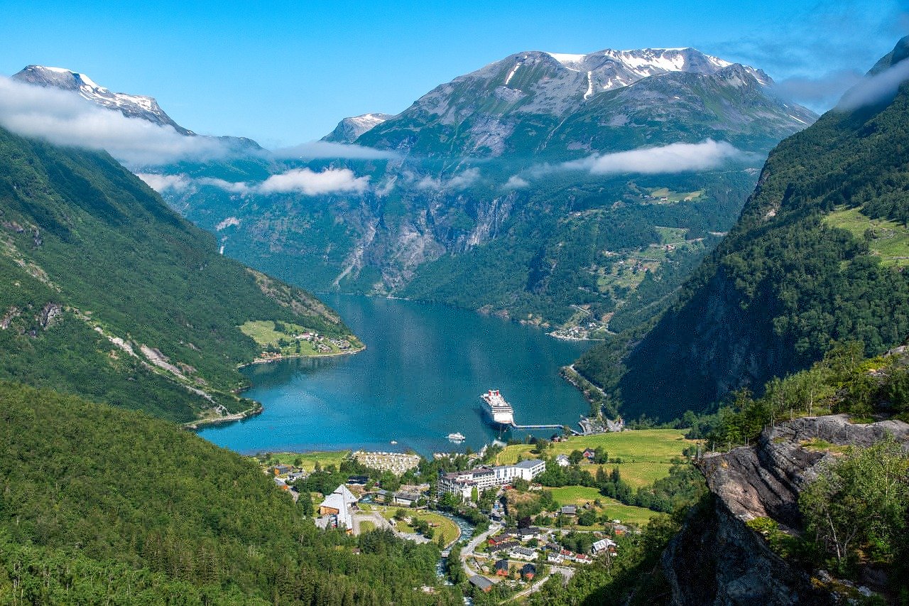 <p>Colazione in hotel. Giornata dedicata alla scoperta del meraviglioso Sognefjord, uno dei pi&ugrave; lunghi del mondo. Attraversamento con traghetto da Manheller a Fodnes e minicrociera da Fl&aring;m a Gudvangen. Arrivo a Gudvangen e visita della Viking Valley, museo vichingo sito appunto nel villaggio di Gudvangen. Proseguimento poi per Bergen, la perla dei fiordi norvegesi. Pernottamento in hotel.</p>