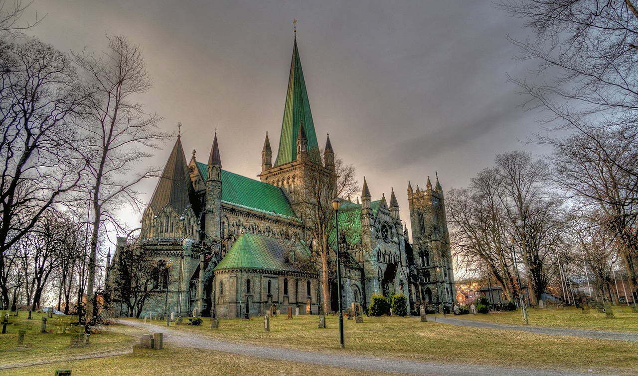 <p>Colazione in hotel. Incontro con l&rsquo;accompagnatore di lingua italiana nella hall dell&rsquo;hotel. Passeggiata panoramica di Trondheim e visita esterna della Cattedrale di Nidaros. Nel pomeriggio partenza per Kristiansund, la citt&agrave; dello stoccafisso. Cena e pernottamento in hotel</p>