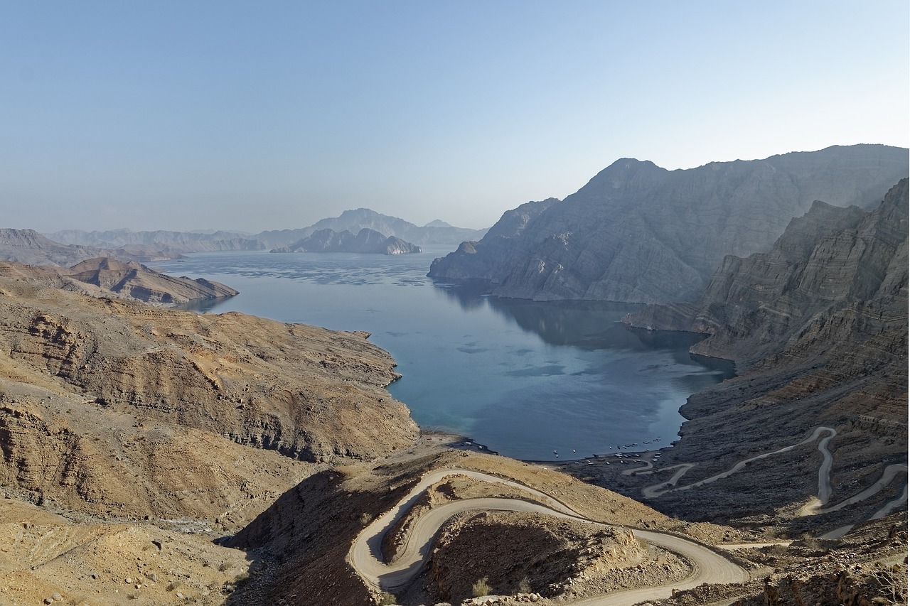 <p>Prima colazione in hotel e partenza per Musandam &ndash; Crociera a Dibba su base collettiva. La crociera di un giorno a Musandam &egrave; un&#39;esperienza &quot;naturalistica&quot; che ti permettera&rsquo; di godere di una giornata tranquilla, lontano dalla frenesia della citt&agrave; di Dubai. Ti imbarcherai su un tradizionale &ldquo;sambuco arabo&rdquo; (barca a vela in legno) per una crociera che ti porter&agrave; lungo parte della costa dell&#39;Oceano Indiano. Questa indimenticabile escursione ti affasciner&agrave; con la bellezza dei suoi paesaggi. Poco prima di pranzo, la barca si fermer&agrave; in mare aperto. Avrai quindi il tempo di goderti diverse attivit&agrave; acquatiche come il nuoto, le immersioni, la pesca, il kayak. Il pranzo sara&rsquo; a buffet. La barca continuer&agrave; a navigare e si fermer&agrave; per alcuni istanti. Il personale della barca ti introdurr&agrave; alla &ldquo;pesca all&#39;amo&rdquo;, un metodo di pesca tradizionale. Questa attivit&agrave; segnera&rsquo; la fine della crociera. Rientro al porto dove l&rsquo;autista ti aspetta per accompagnarti a Dubai. Cena e pernottamento a Dubai.</p>

<h1>&nbsp;<strong>***I clienti devono portare con s&eacute; i loro passaporti originali per questa attivit&agrave;***</strong></h1>