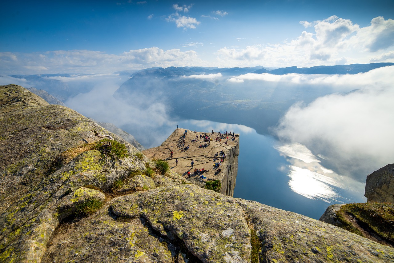 <p>CoIazione a buffet in hoteI. Al mattino, imbarco per una crociera sul Lysefjord, durante la quale ammirerete il celebre Preikestolen, una scogliera che si erge a picco sul fiordo da 600 metri di altezza. La crociera dura 3h. Consigliamo di aggiungere l&rsquo;escursione opzionale al Preikestolen (vedi opzionali). La durata dell&rsquo;attivit&aacute; &egrave; di circa 8h. Se non aggiungi l&rsquo;opzionale Escursione al Preikestolen, nel pomeriggio ti consigliamo di scoprire Stavanger. Questa &egrave; una delle citt&agrave; pi&ugrave; antiche della Norvegia, rinomata per le sue casette di legno bianco che risalgono al XVIII secolo, perfettamente conservate. La citt&agrave; &egrave; anche famosa per la Cattedrale di Stavanger, costruita nel XII secolo, e il Museo del Petrolio, che racconta la storia dell&#39;industria petrolifera norvegese, fondamentale per l&#39;economia del paese. Pernottamento in hoteI 3/4★: Thon Maritim o simiIare</p>