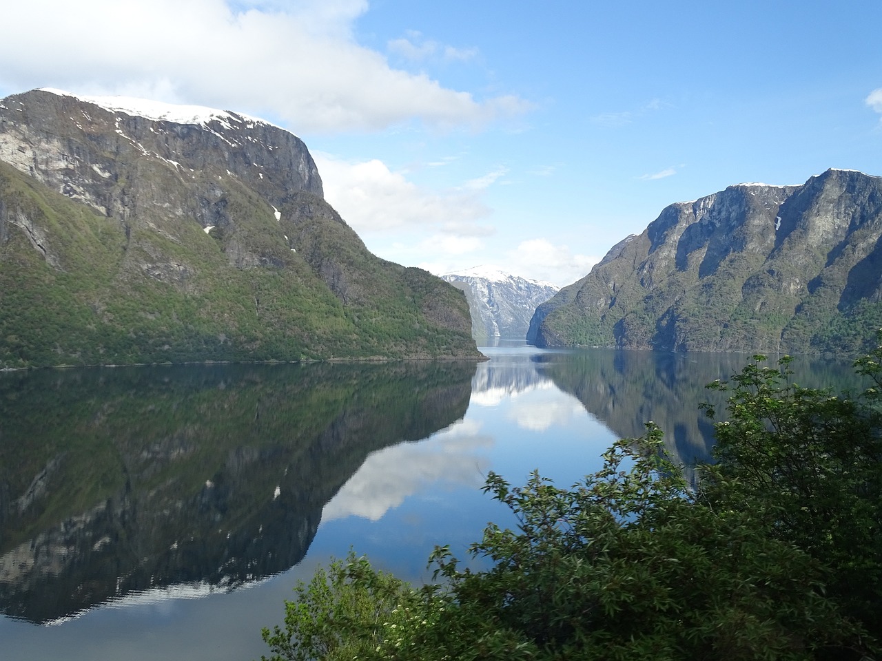 <p>Colazione in hotel. Il viaggio prosegue per Hellesylt, dove ci si imbarcher&agrave; per un&rsquo;emozionante navigazione nel Fiordo di Geiranger (dal 2005, insieme al N&aelig;r&oslash;yfjord, &egrave; entrato a far parte della lista dei patrimoni dell&rsquo;umanit&agrave; dell&rsquo;UNESCO) dalla quale potrete ammirare la cascata delle Sette Sorelle, e quella del Velo della Sposa. Si prosegue poi per Loen, villaggio che si specchia nel Nordfjord. La giornata si conclude nella zona del Sognefjord. Cena e pernottamento in hotel.</p>