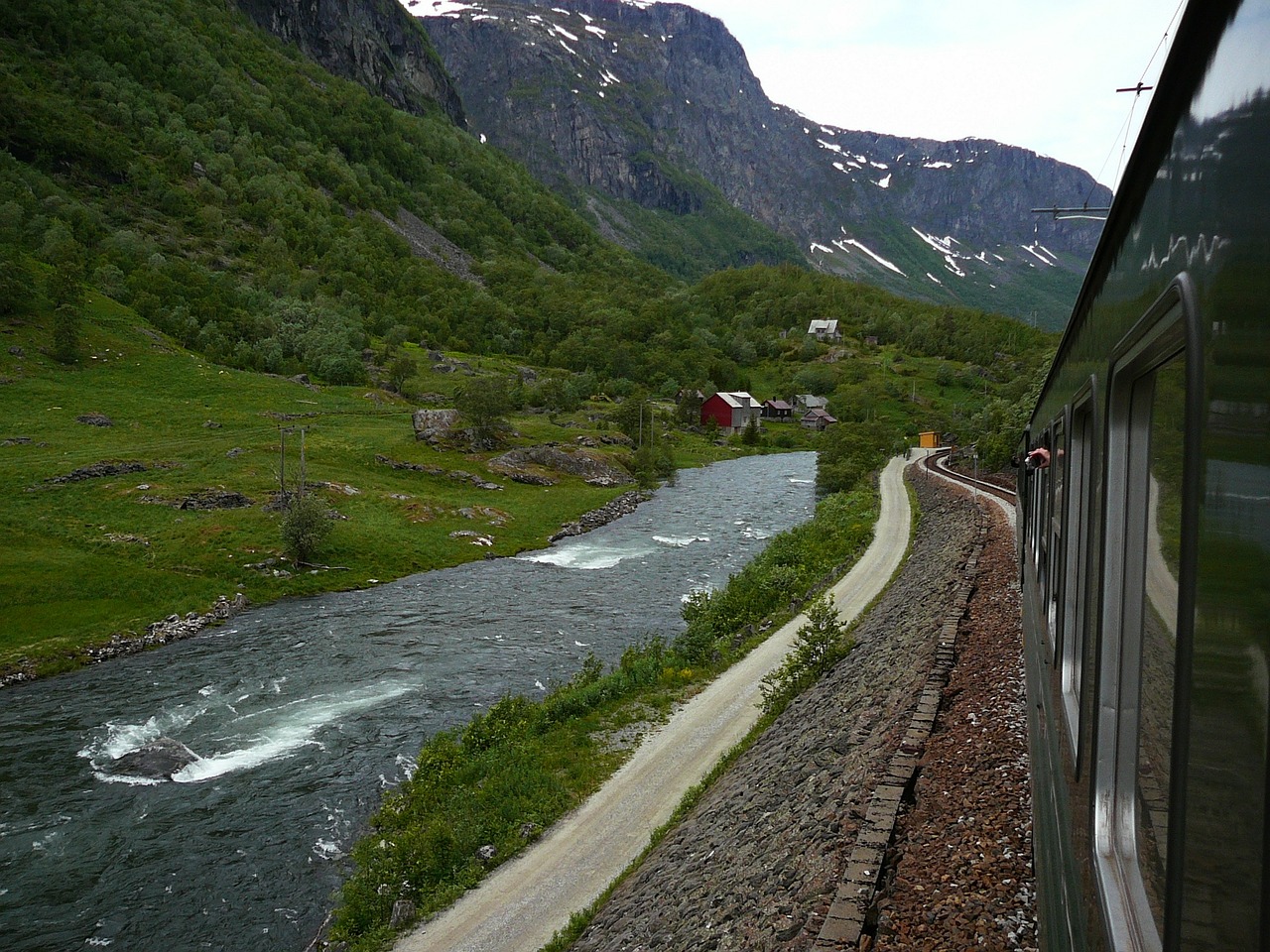 <p>CoIazione a buffet in hoteI. Partenza di prima mattina con il treno in direzione Fl&aring;m, con una breve sosta a Myrdal per salire sulla famosa Fl&aring;msbana, una delle ferrovie pi&ugrave; ripide e panoramiche al mondo, che offre vedute mozzafiato della natura norvegese, tra cascate, montagne e vallate. Arrivo a Fl&aring;m nel primo pomeriggio, dove potrete pranzare liberamente con vista sul fiordo. Dopo pranzo, crociera sul Sognefjord, il &quot;Re dei Fiordi&quot;, uno dei fiordi pi&ugrave; lunghi e profondi del mondo, che si estende per oltre 200 km nell&#39;entroterra norvegese. La crociera vi porter&agrave; fino al villaggio dove &egrave; situato il vostro hotel. Cena e pernottamento in hoteI 3/4★: Blix Hotel, Kviknes Hotel o simiIare</p>