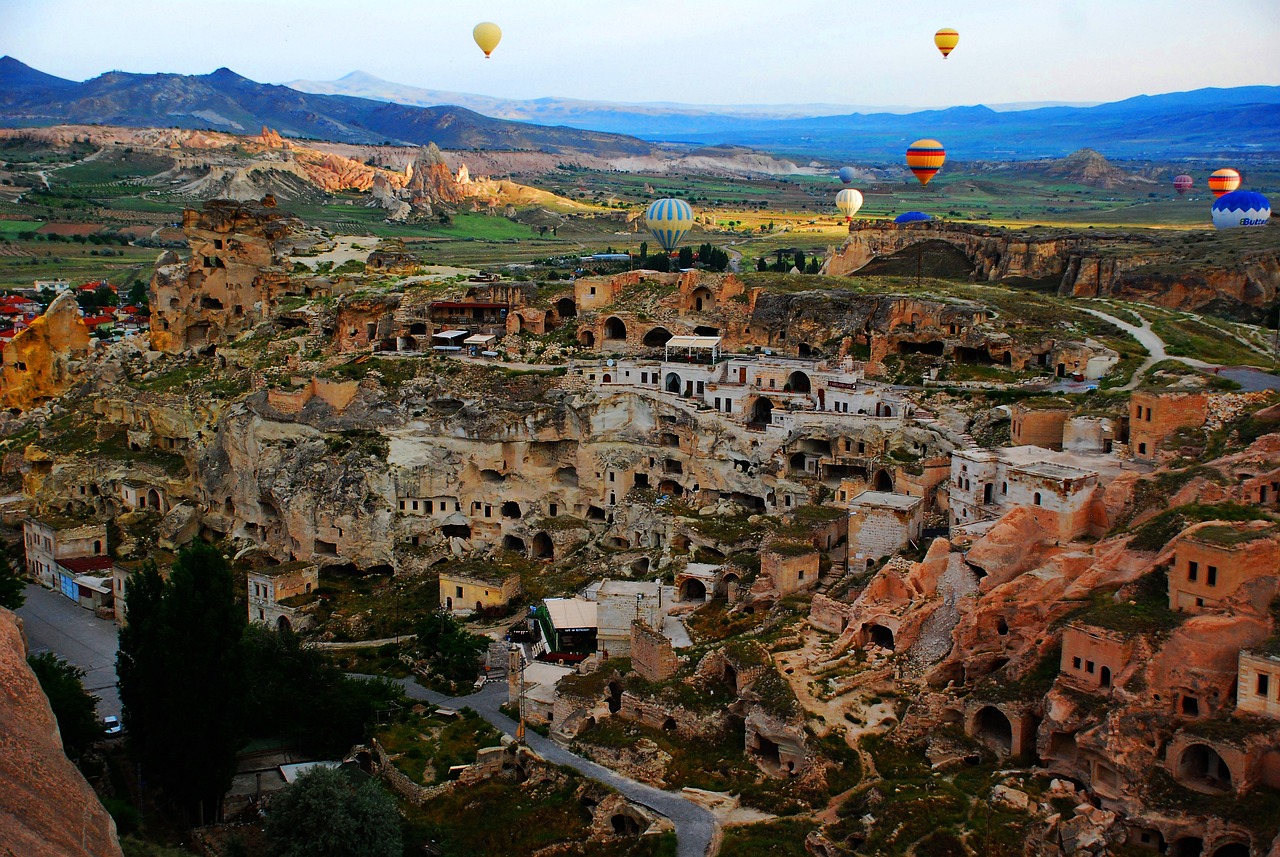 <p>Possibilit&agrave; di partecipare a una gita in mongolfiera per ammirare dall&rsquo;alto il paesaggio unico della Cappadocia, illuminato dall&rsquo;alba (facoltativa, a pagamento e soggetta a disponibilit&agrave;. Potrebbe essere annullata per condizioni meteo avverse). Prima colazione in albergo. Visita alla Valle di Devrent (o Valle dei Piccioni o di Avcilar), dove la roccia erosa ha creato picchi e obelischi; al Museo all&rsquo;aperto di Goreme, famoso per le colonne rocciose chiamate &quot;camini delle fate&quot; per il loro aspetto fiabesco. Sosta in una cooperativa dei tappeti per scoprirne la lavorazione. Pranzo in ristorante. Visita esterna alla Cittadella di Uchisar situata all&rsquo;interno di un cono di roccia tufacea e a una delle citt&agrave; sotterranee (Ozkonak, Saratli o Mazi). Visita a un laboratorio di lavorazione di pietre preziose, oro e argento. Rientro in albergo. Cena in albergo e pernottamento. Possibilit&agrave; di partecipare a una serata folkloristica con danzatrice del ventre (facoltativa, a pagamento). (B - P - C)</p>