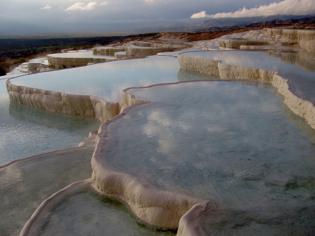 <p>Possibilit&agrave; di partecipare ad un&rsquo;escursione in Jeep Safari (facoltativa, a pagamento) uno dei modi migliori per godersi i paesaggi unici della Cappadocia, le sue valli e l&rsquo;incredibile mix di formazioni rocciose e dolci colline. Un itinerario ricco di tappe suggestive per fotografare i paesaggi e le caratteristiche mongolfiere. Prima colazione in albergo. Partenza per Pamukkale, con sosta al Caravanserraglio di Sultanhani (o Agzikarahan o Alayhan), oggi museo. Pranzo in ristorante. Visita all&rsquo;antica Hierapolis, ricostruita dopo il terremoto del 17 d.C., e a Pamukkale, con le sue vasche naturali formate dal millenario scorrere dell&rsquo;acqua calcarea; qui sembra che il tempo si sia fermato e che le cascate di una gigantesca fontana siano pietrificate come suggerisce il nome del luogo che tradotto in italiano significa &ldquo;fortezza di cotone&rdquo;. Trasferimento in albergo e sistemazione in camera. Possibilit&agrave; di usare la piscina termale. Cena in albergo e pernottamento. Possibilit&agrave; di partecipare a uno spettacolo dei dervisci danzanti (facoltativo, a pagamento). (B - P - C)</p>