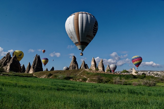 <p><em>Possibilit&agrave; di partecipare alla gita in mongolfiera per ammirare dall&rsquo;alto il paesaggio lunare e mozzafiato della Cappadocia illuminata dalle prime luci dell&rsquo;alba (<strong>facoltativa, a pagamento e in base alla disponibilit&agrave; dei posti. Tale gita pu&ograve; essere annullata anche poche ore prima dell&rsquo;inizio a causa di avverse condizioni meteorologiche</strong>). </em></p>

<p><strong>Prima colazione</strong> in hotel. La giornata prevede: Visita della <strong>Valle di Devrent</strong>, dove il tempo ha eroso la roccia formando dei picchi, dei coni e degli obelischi; il <strong>Museo all&rsquo;aperto di Goreme</strong>,<strong> </strong>la pi&ugrave; spettacolare e famosa tra le valli della Cappadocia, disseminata di colonne rocciose intagliate nel tufo che prendono il nome di &quot;camini delle fate&quot;, perch&eacute; conferiscono alla valle un aspetto fiabesco e di una cooperativa locale dove sar&agrave; possibile scoprire tutti i segreti della lavorazione dei famosi tappeti turchi in esposizione con possibilit&agrave; facoltativa di acquisto e spedizione.<strong> Pranzo</strong> in ristorante.</p>

<p>Si prosegue con la Visita della <strong>Cittadella di </strong><strong>Uchisar</strong>, situata all&rsquo;interno di un cono di roccia tufacea; di un laboratorio per la lavorazione e vendita di pietre dure, oro e argento e della <strong>Valle dell&rsquo;Amore</strong>. Qui, proprio nel mezzo di un vigneto, si potranno osservare notevoli costruzioni a forma di fungo realizzate nella roccia. Proseguimento con la visita di <strong>Mustafapasa</strong>, anticamente chiamata <strong>Sinasos</strong> e che &egrave; un&rsquo;incredibile cittadina della Cappadocia: fino agli inizi del XX secolo il piccolo villaggio era abitato da famiglie di greci ortodossi e si caratterizzava per gli edifici scavati nella roccia a testimonianza del prospero passato ellenico. Costruite in pietra, con splendidi colonnati, finestre ed aperture, porte intagliate e decorate con disegni dipinti di celeste, gli edifici di Mustafapasa sono un documento storico sulle tradizioni che sopravvivono attraverso i secoli.</p>

<p><strong>Cena</strong> e pernottamento in hotel. <em>P</em><em>ossibilit&agrave; di partecipare alla serata folkloristica <strong>(facoltativa a pagamento)</strong> con danzatrice del ventre.</em></p>