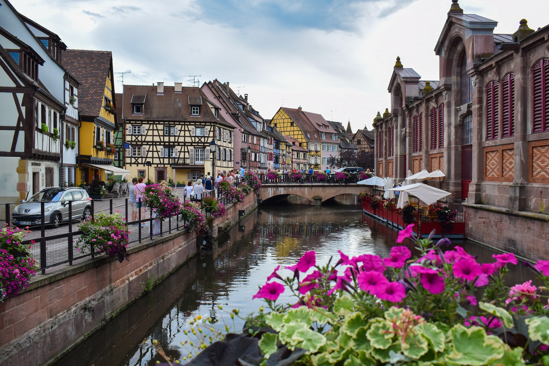 <p>Dopo la <strong>prima colazione</strong>, partenza per <strong>Colmar</strong>, citt&agrave; natale di <strong>Fr&eacute;d&eacute;ric-Auguste Bartholdi</strong>, scultore della Statua della Libert&agrave; di New York. Visita del centro storico con le sue <strong>case tipiche alsaziane</strong>, la vivace <strong>Rue des Marchands</strong>, la <strong>Piazza dell&rsquo;Antica Dogana</strong> e i suggestivi canali della <strong>Petit Venise</strong>.<br />
Tempo libero per il pranzo.<br />
Nel pomeriggio visita di <strong>Eguisheim</strong>, incantevole borgo medievale a pianta circolare, e successivamente di <strong>Riquewihr</strong>, noto come il &ldquo;<strong>paese delle fiabe</strong>&rdquo; e fonte d&rsquo;ispirazione per <em>La Bella e la Bestia</em> di Walt Disney. Le sue stradine e case colorate sembrano uscite da un racconto fantastico.<br />
Rientro a <strong>Strasburgo</strong>.<br />
<strong>Cena libera</strong> e pernottamento.</p>

<blockquote>
<p><em>Consigliamo di non perdere lo spettacolo gratuito di suoni e luci proiettato sulla facciata della Cattedrale di Notre-Dame di Strasburgo, ogni sera dalle ore 22:00, facilmente raggiungibile a piedi dall&rsquo;hotel.</em></p>
</blockquote>
