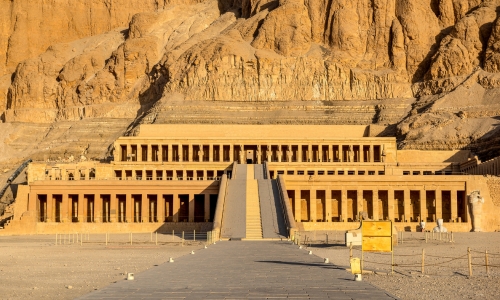 <p>Di buon mattino dopo la colazione, si parte per una giornata che lascia senza fiato: la visita ai maestosi Templi di Karnak e Luxor, autentici capolavori dell&rsquo;arte sacra egizia.<br />
Si prosegue verso la leggendaria necropoli di Tebe con la Valle dei Re, il suggestivo Tempio di Hatshepsut e i solenni Colossi di Memnone, silenziosi guardiani del tempo.<br />
Pranzo a bordo e inizio della navigazione verso Esna, con il caratteristico passaggio della chiusa,&nbsp;questa meraviglia dell'ingegneria idraulica, rappresenta un punto cruciale per la navigazione sul fiume pi&ugrave; lungo del mondo.&nbsp;Cena e pernottamento in navigazione.</p>