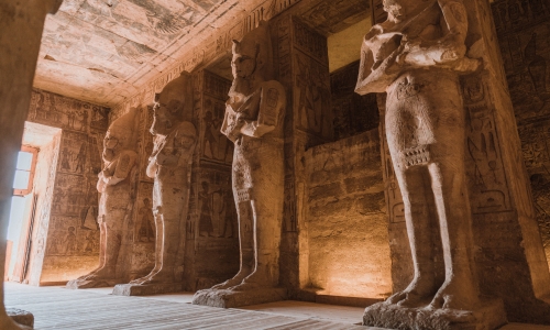 <p>Colazione a bordo e possibilit&agrave; di partecipare all&rsquo;escursione facoltativa ad Abu Simbel, per ammirare i colossali templi di Ramses II, uno dei siti pi&ugrave; emozionanti al mondo.<br />
Trasferimento in aeroporto e volo per Il Cairo. All&rsquo;arrivo, trasferimento in hotel. Cena e pernottamento.</p>

<p><strong>Per chi partecipa all'escursione, la&nbsp;Colazione ed il Pranzo</strong> potrebbero essere al sacco in base all'operativo del volo interno.</p>

<p>&nbsp;</p>
