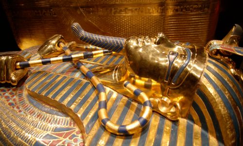 <p>Dopo la prima <strong>colazione</strong> in hotel, la mattinata sar&agrave; dedicata alla visita del <strong>Grand Egyptian Museum (GEM)</strong>, un'opera faraonica inaugurata dopo ben 20 anni di lavori. Questo museo, tra i pi&ugrave; grandi al mondo, ospita una collezione inestimabile di reperti dell'antico Egitto.</p>

<ul>
	<li><strong>Collezione Tutankhamon:</strong> Il GEM &egrave; il luogo ideale per ammirare il tesoro completo di Tutankhamon, con i suoi sarcofagi dorati, i gioielli, i mobili e gli oggetti personali del giovane faraone. Un' esperienza&nbsp; imperdibile per chiunque sia affascinato dalla storia egizia.</li>
	<li><strong>Altre antichit&agrave;:</strong> Oltre alla collezione di Tutankhamon, il museo espone migliaia di reperti di tutte le epoche, dalle statue monumentali dei faraoni alle mummie, dai papiri agli oggetti di uso quotidiano.</li>
	<li><strong>Statue greco-romane:</strong> Una sezione del museo &egrave; dedicata alle statue dell'epoca greco-romana, testimonianza dell'influenza di queste culture sull'Egitto.</li>
</ul>

<p>Dopo un <strong>pranzo</strong> in un ristorante locale, nel pomeriggio ci si immerger&agrave; nell'atmosfera della parte musulmana della citt&agrave;. La <strong>Cittadella di Saladino</strong>, una fortezza medievale che domina la citt&agrave;, e la <strong>Moschea di Mohamed Ali</strong>, un capolavoro dell'architettura ottomana con la sua cupola e i suoi minareti che svettano sul panorama del Cairo. La giornata si concluder&agrave; con una passeggiata nel labirinto di vicoli del <strong>Bazar di Khan el Khalili</strong>, rientro in Hotel&nbsp;<strong>Cena</strong> e pernottamento</p>