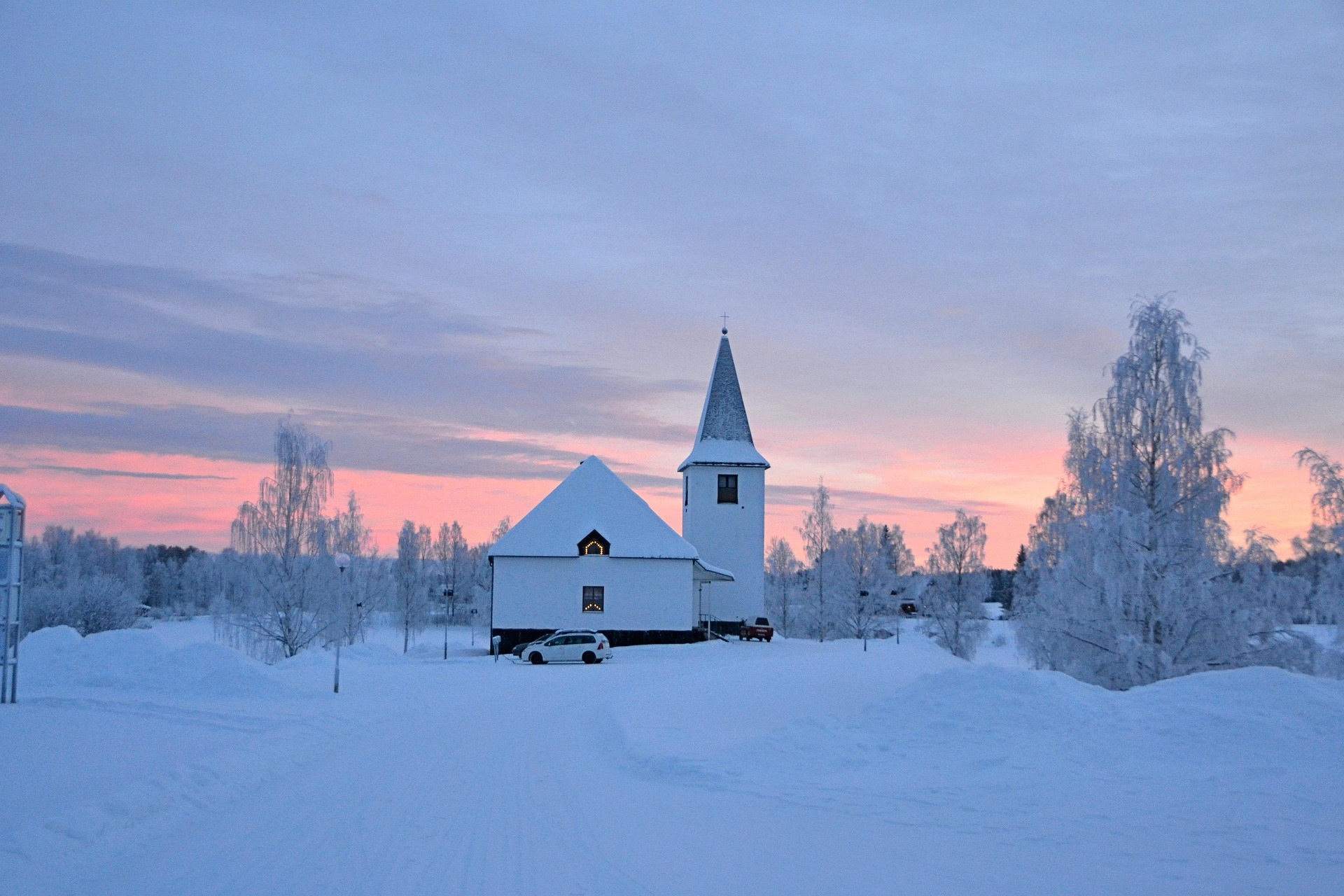<p>Arrivo all&rsquo;aeroporto di Lule&aring; e trasferimento in hotel. Il tour leader sar&agrave; a disposizione per fornire assistenza. Lule&aring;, capitale della contea di Norrbotten, &egrave; la citt&agrave; pi&ugrave; settentrionale della Svezia e si trova nell&rsquo;angolo nord-occidentale del Golfo di Botnia. Tranquilla e accogliente, sorprende per la presenza di ristoranti di alto livello ed &egrave; il punto di partenza ideale per numerose attivit&agrave; artiche. Pernottamento in hotel : Clarion Sense Hotel.</p>