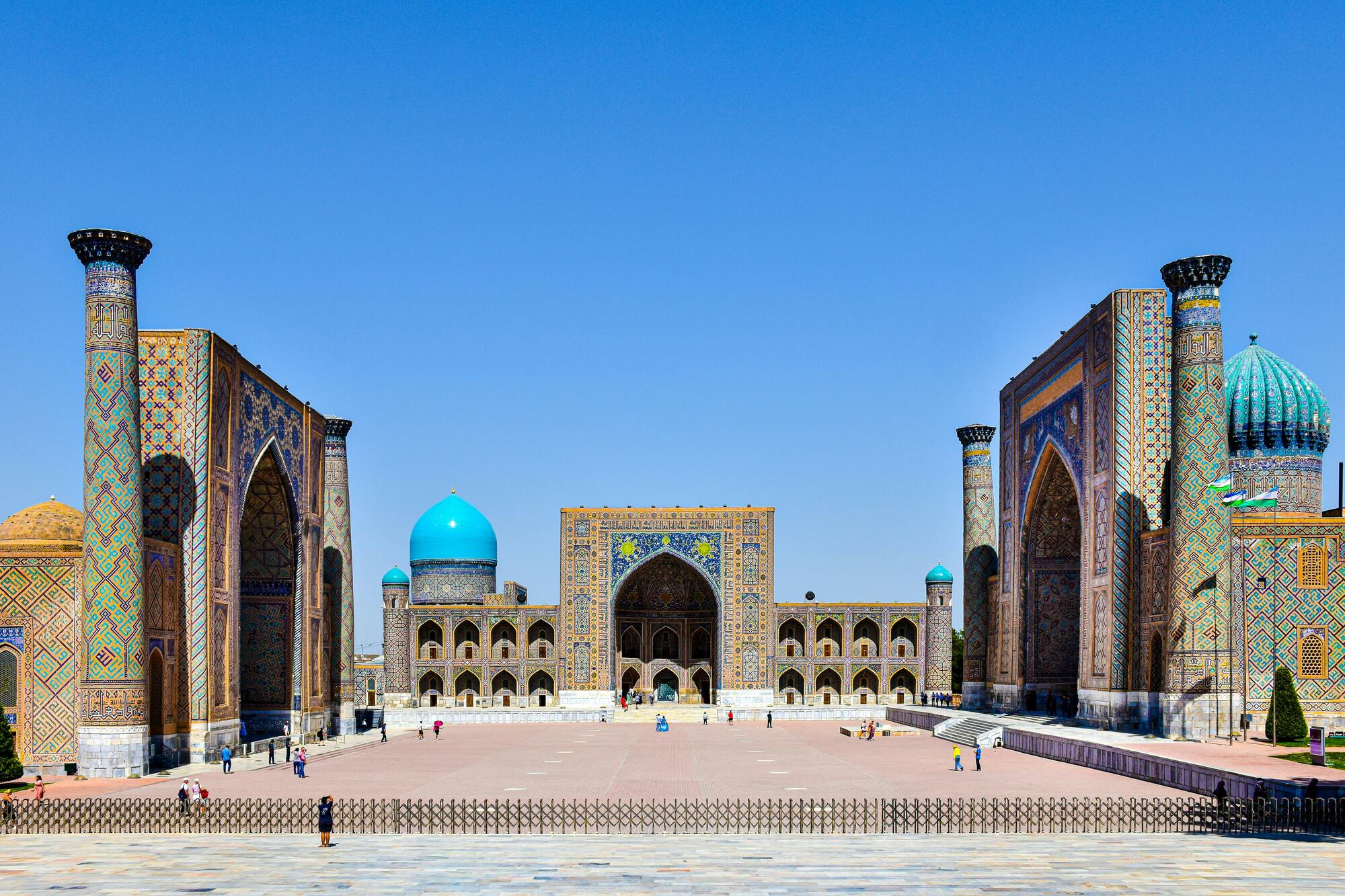 <p>Prima colazione. Al mattino visita al complesso architettonico Shakhi-Zinda con i suoi splendidi mausolei dalle cupole turchesi, alla maestosa Moschea Bibi-Khanum, un tempo trra le pi&agrave; grandi del mondo islamico e al vivace Siyab Bazaar, cuore pulsante della vita quotidiana.</p>

<p>Proseguimento con l'osservatorio di Ulughbek, cenro di antiche scoperte astronomiche e il Museo Afrosiab, che racconta la storia millenaria di Samarcanda.</p>

<p>Conclusione con il suggestivo Mausoleo di San Daniele, luogo sacro venerato da diverse religioni.</p>

<p>Pernottamento in hotel (Mezza pensione: pranzo&nbsp;in ristorante locale).</p>