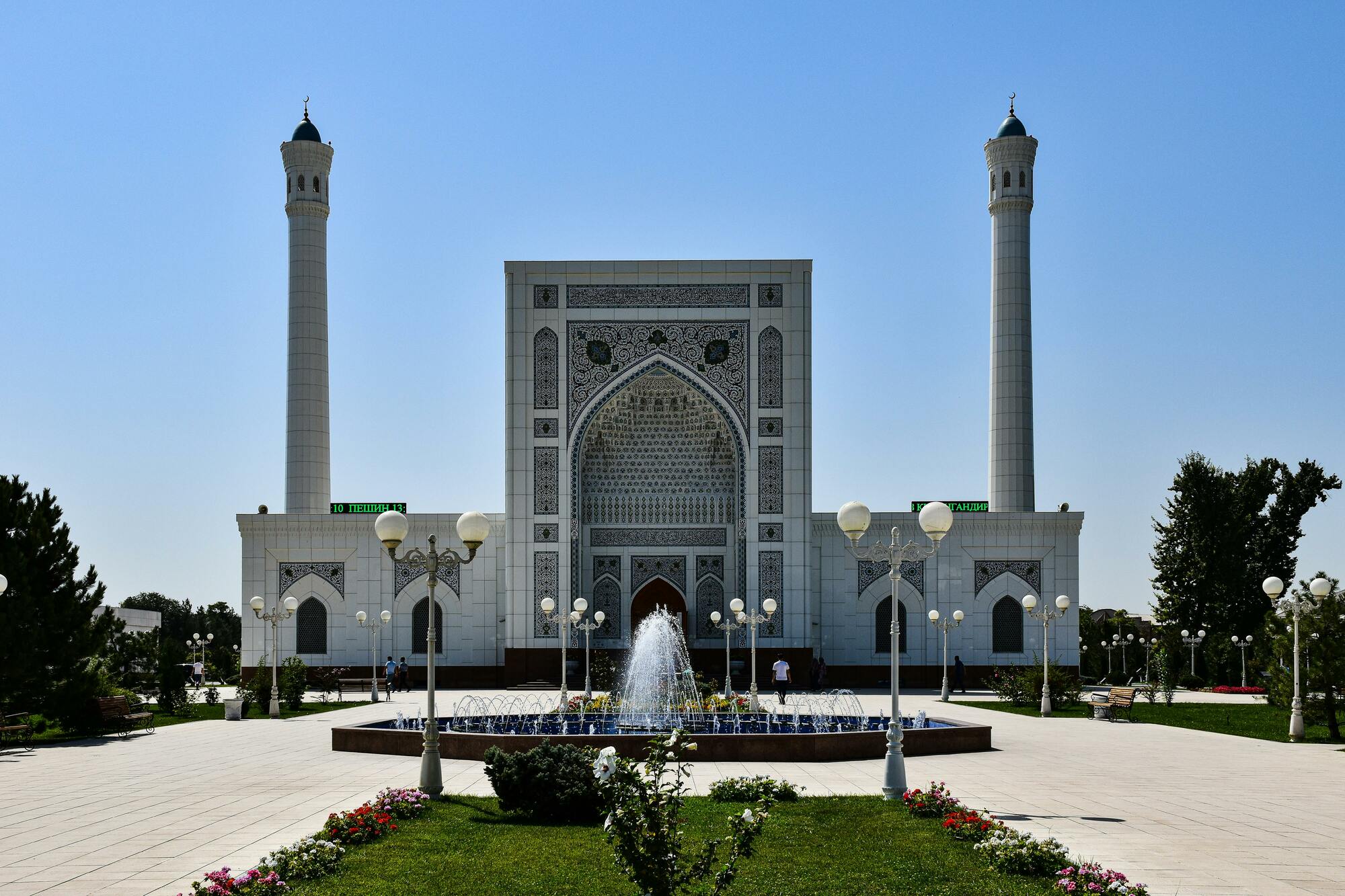 <p>Prima colazione. Dopo colazione trasferimento alla stazione ferroviaria di Samarcanda. Treno veloce o regionale da Samarcanda a Tashkent (orario e posti sono soggetti a disponibilit&agrave;).</p>

<p>All'arrivo trasferimento in centro citt&agrave; e si inizia l'escursione a Tashkent, una citt&agrave; formata da tante viuzze. Visita del Complesso Khazrati Imam e il Bazaar Chorsu, uno dei mercati storici del paese.</p>

<p>Continua il tour con la visita della citta&rsquo; moderna: Museo di Belle Arti Applicate, la Piazza dell&rsquo;Indipendenza, la Piazza del Teatro Alisher Navoi, la passeggiata lungo Broadway, la Piazza di Tamerlano.</p>

<p>Sistemazione e pernottamento in hotel (Mezza pensione: pranzo&nbsp;in ristorante locale).</p>