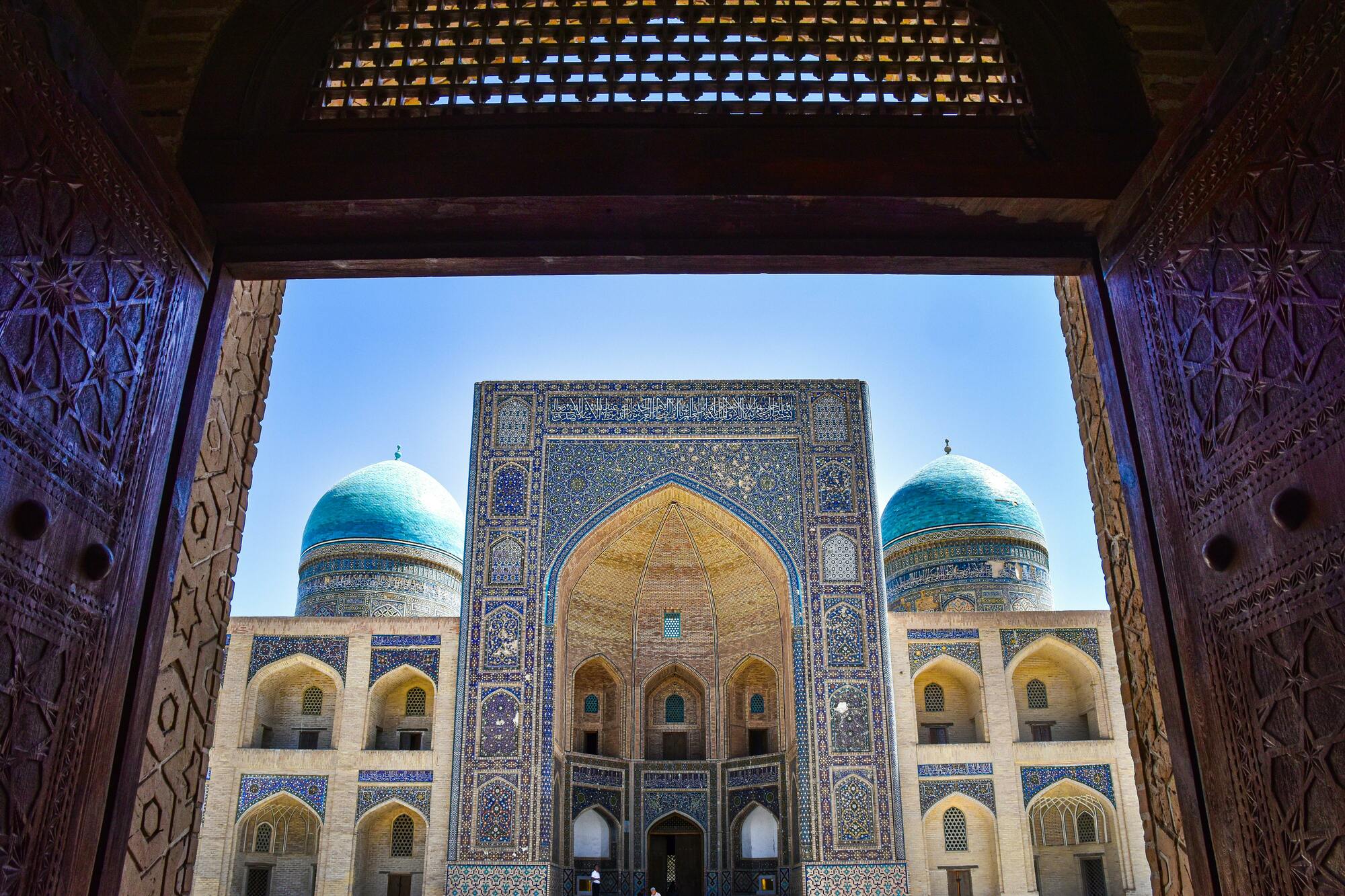 <p>Prima colazione e trasferimento in veicolo privato fino a Bukhara (un percorso di circa 7-8 ore, 460 km). Si percorre il deserto di Kyzylkum (nome il cui significato letterale &egrave; sabbie rosse).</p>

<p>Arrivo a Bukhara in serata, sistemazione in hotel. Pernottamento in hotel (Mezza pensione: pranzo in ristorante locale)</p>