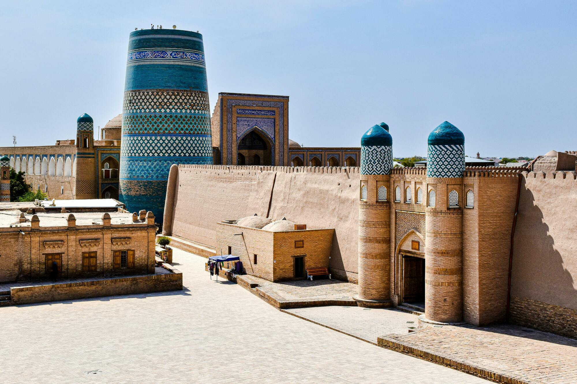 <p>Arrivo all&rsquo;aeroporto Internazionale di Urgench di prima mattina. Dopo i controlli doganali incontro con l&rsquo;autista.&nbsp;Partenza per Khiva (30 km) e trasferimento in hotel. Sistemazione in hotel (check in anticipato) e prima colazione. Dopo qualche ora di riposo, si comincia&nbsp;con la visita della citt&agrave; con i suoi luoghi di interesse: visita al complesso storico di Ichan Kala &ndash; al Minareto Kalta Minor (visita esterna) e alla Fortezza Kunya Ark, la Madrasa Muhammad Rahimkhan, la Madrasa e il Minareto Islam-Khodja (visita esterna), il Palazzo Tosh-Hovli; il Mausoleo di Pahlavan Mahmud, dedicato al patrono della nazione, e la Moschea Juma con le sue 200 colonne e ancora altri luoghi d'interesse nelle vicinanze. Pernottamento in hotel (Mezza pensione con pranzo in ristorante locale).</p>